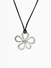 METALLIC FLOWER PENDANT NECKLACE
