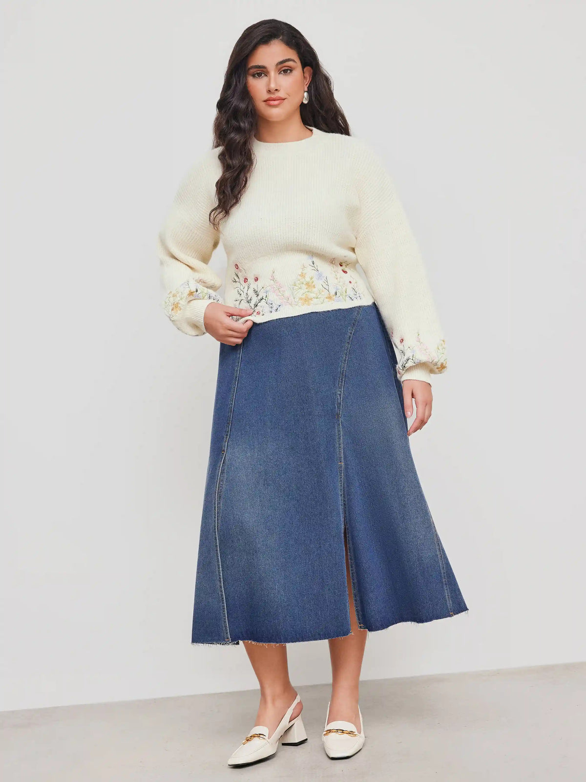 Knit Round Neckline Floral Embroidery Crop Sweater Curve & Plus