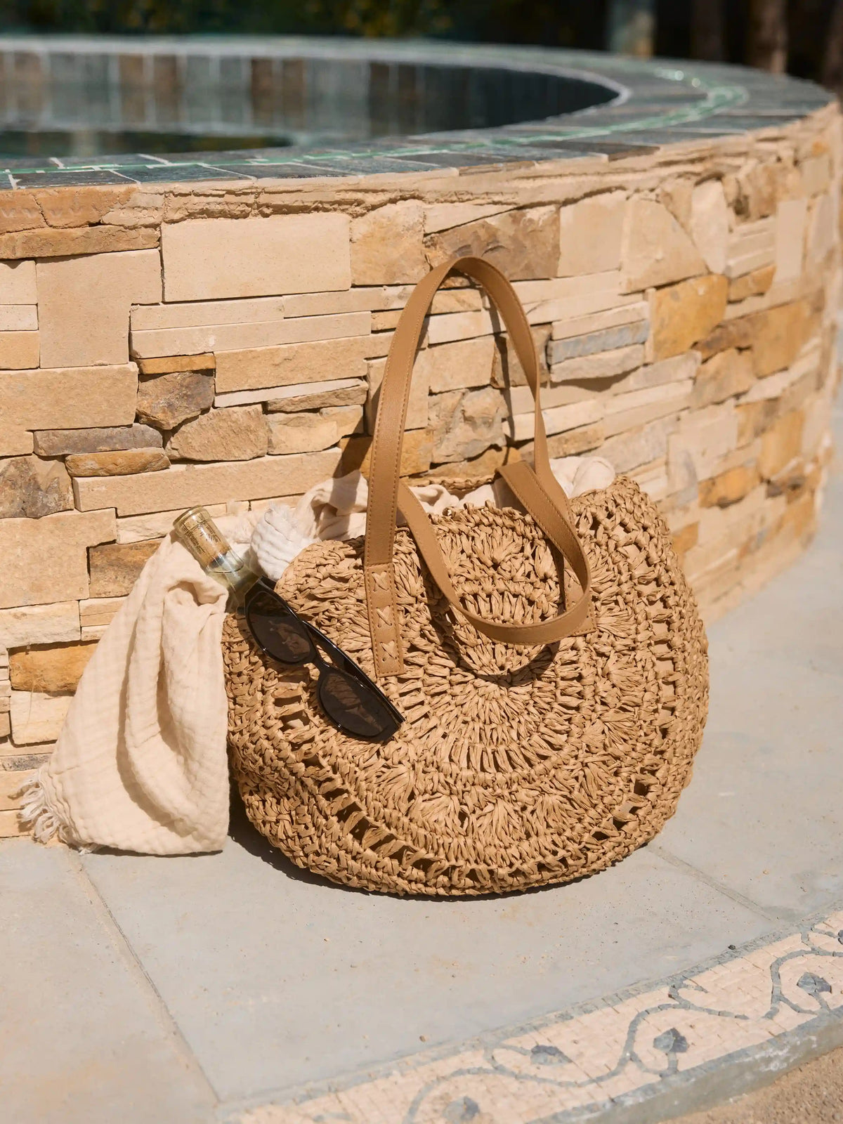 ROUND STRAW & FAUX LEATHER TOTE BAG